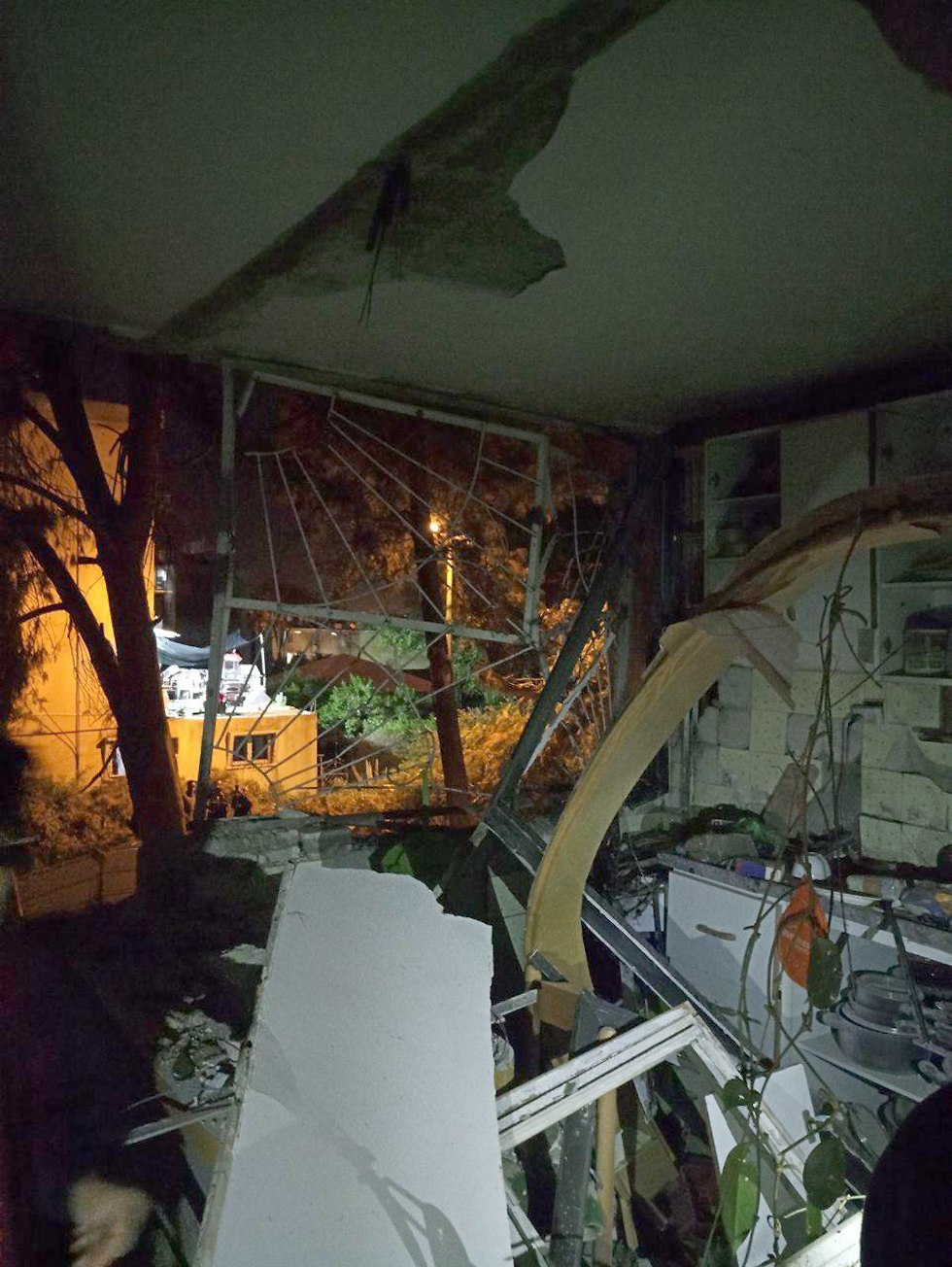 הנזק שנגרם לדירה באשקלון (צילום: אדיר ינקו)