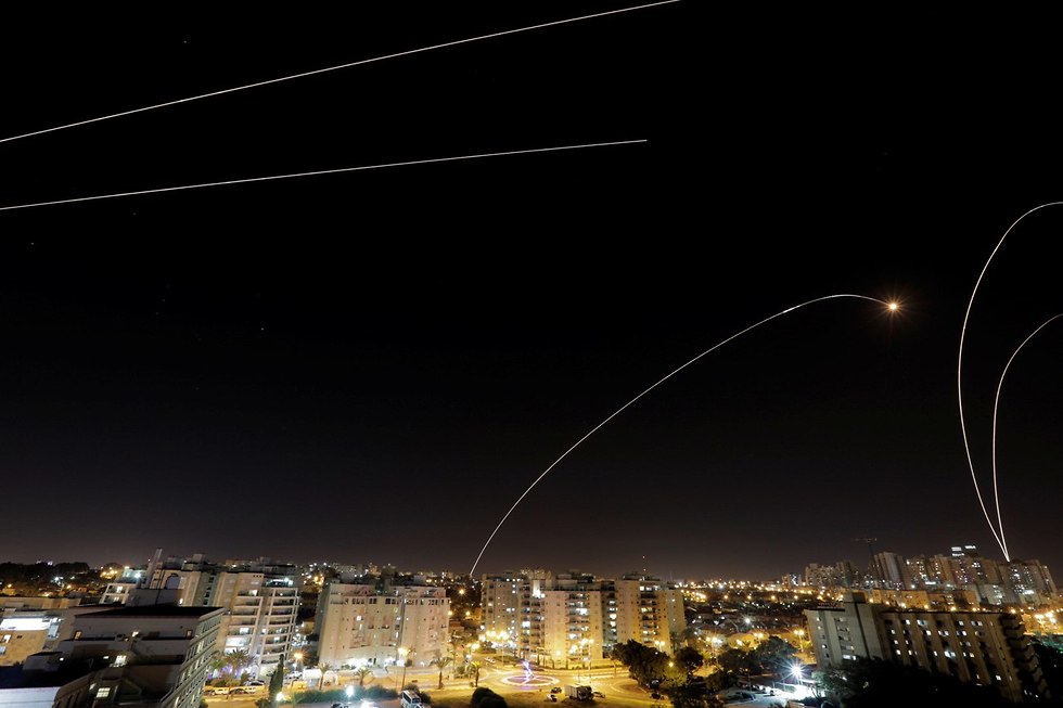 Iron Dome intercepts rockets over Ashkelon (Photo: Reuters)