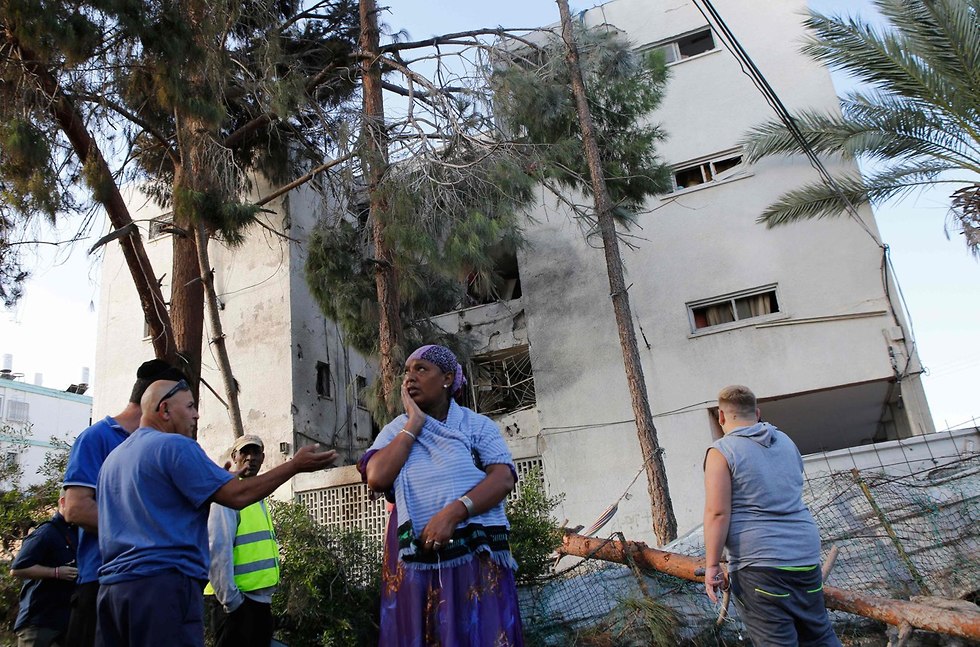 הסלמה דרום נפילה רקטה רקטות בניין דירות ז'בוטינסקי אשקלון חמאס עוטף עזה הרוג ו פצועות (צילום: AFP)