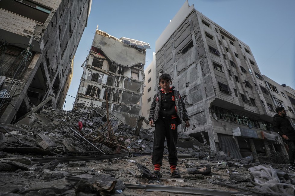 IAF destroys building in Gaza (Photo: EPA)