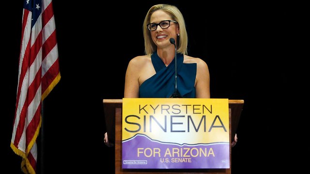 קירסטן סינמה ה דמוקרטית  זכתה בבחירות ב אריזונה ארה