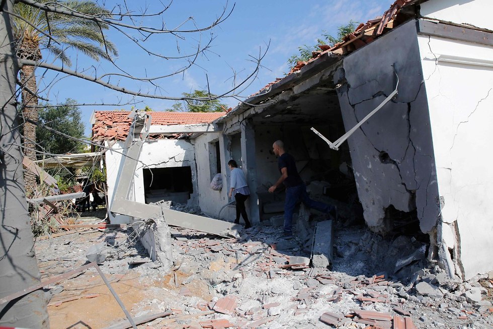 אשקלון פגיעת פגיעה בית ירי מטח רקטה רקטות עזה חמאס (צילום: AFP)