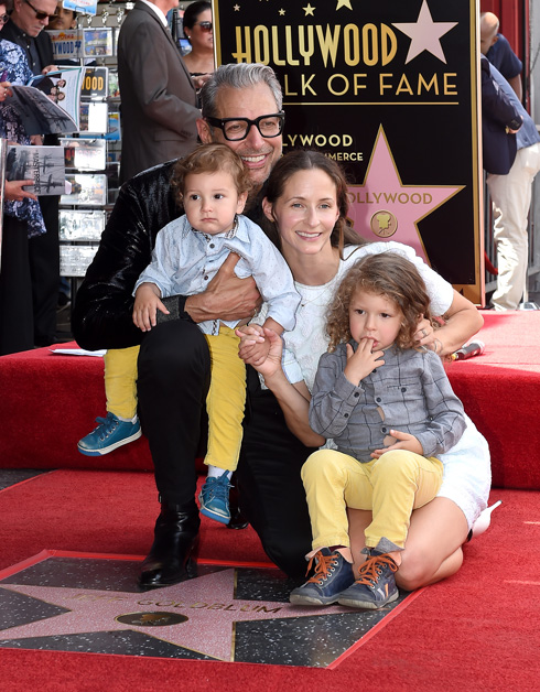 ג'ף גולדבלום עם אשתו, אמילי לוינגסטון והילדים (צילום: Axelle/Bauer-Griffin/GettyimagesIL)
