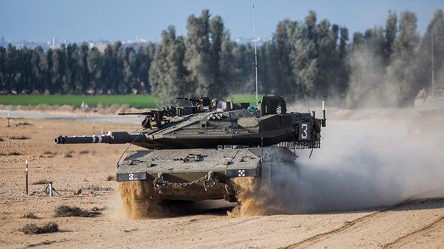 IDF tanks near Gaza (Photo: MCT)