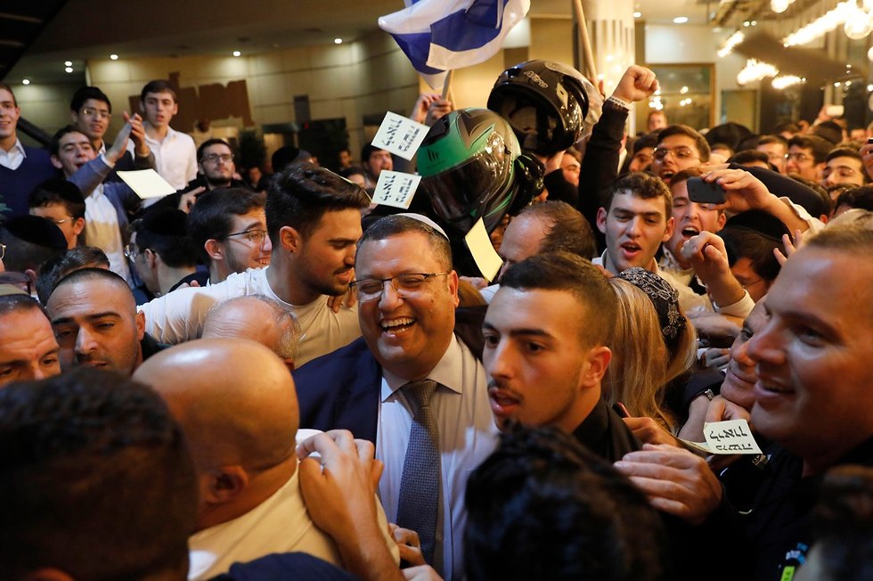 Moshe Leon celebrates victory in Jerusalem (Photo: EPA)