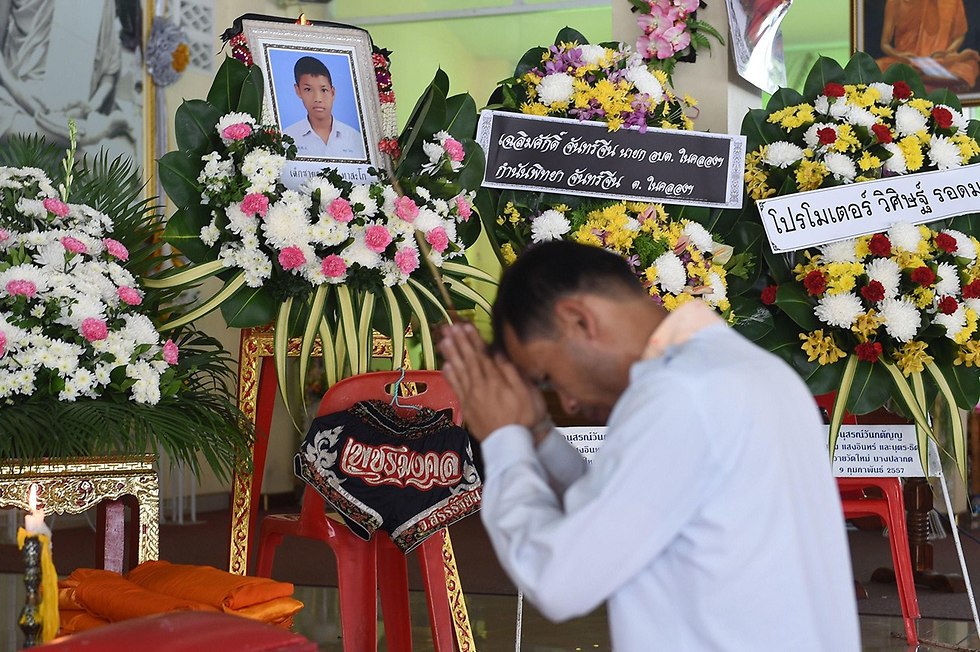 תאילנד בוכה על מוות של מתאגרף בן 13 שנהרג בקרב (צילום: AFP)