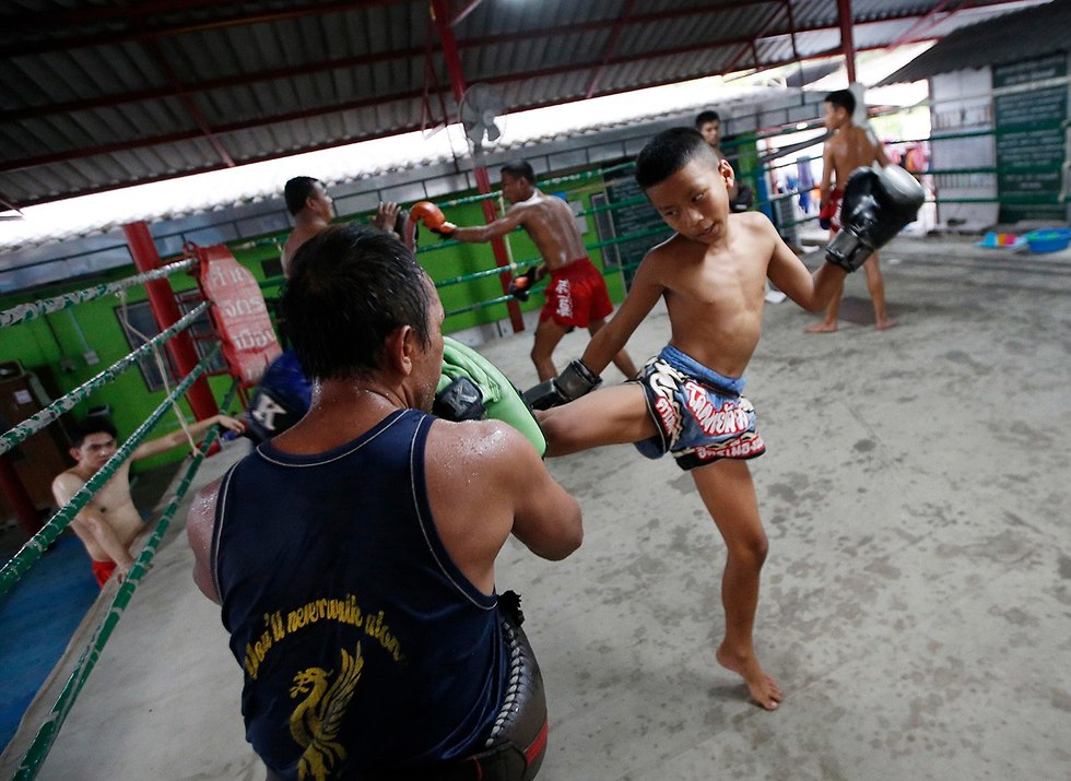 תאילנד בוכה על מוות של מתאגרף בן 13 שנהרג בקרב (צילום: AP)