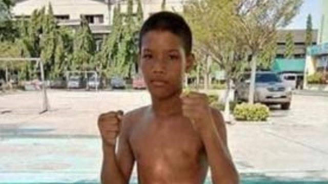 תאילנד בוכה על מוות של מתאגרף בן 13 שנהרג בקרב ()