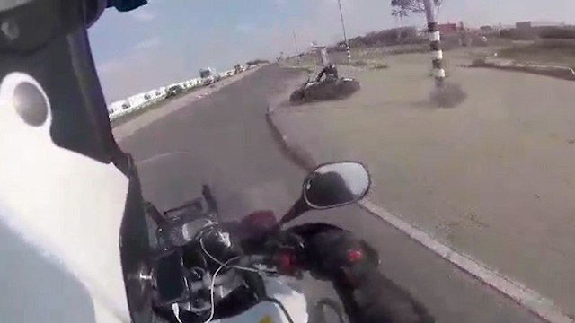 יעוד ממצלמת קסדה של מרדף משטרה אחר רוכב אופנוע בבאר שבע (צילום: דוברות המשטרה)