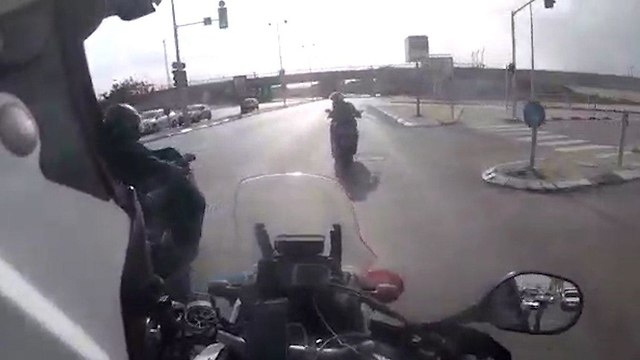 יעוד ממצלמת קסדה של מרדף משטרה אחר רוכב אופנוע בבאר שבע (צילום: דוברות המשטרה)