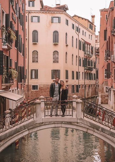 קיטשי ומתבקש: דן ובת זוגו ליד אחת התעלות בוונציה