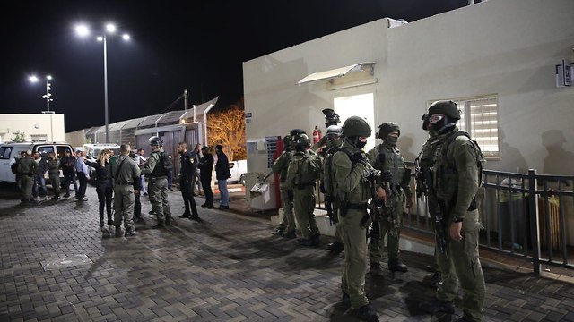 פיגוע דקירה בתחנת משטרה בירושלים (צילום: דוברות משטרה)