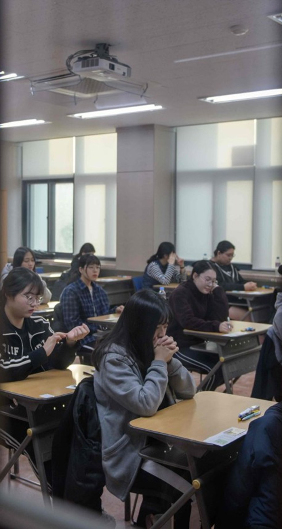 בחינות כניסה לאוניברסיטה בדרום קוריאה (צילום: AFP)