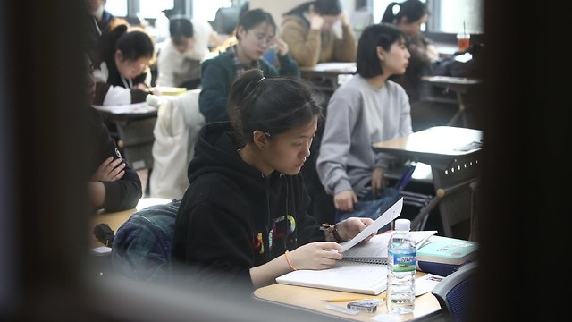 בחינות כניסה לאוניברסיטה בדרום קוריאה (צילום: gettyimages)
