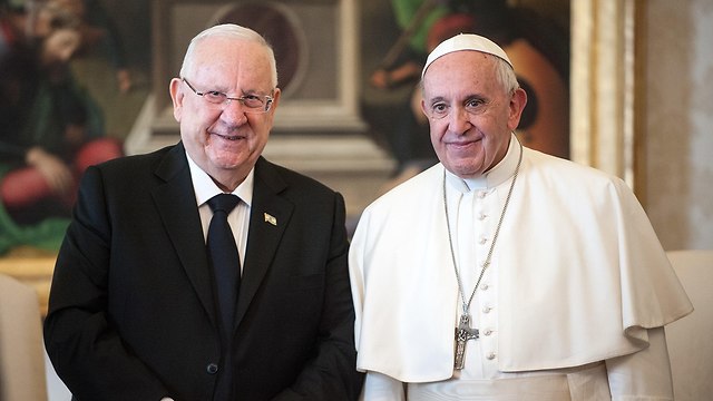 נשיא המדינה ראובן רילבין עם האפיפיור פרנסיסקוס בותיקן (צילום: MCT)