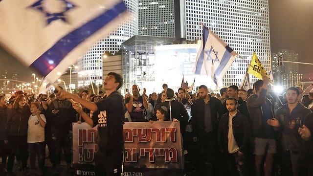 הפגנה מחאה תושבי עוטף עזה בצומת עזריאלי תל אביב (צילום: AFP)