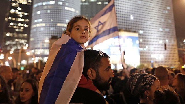 הפגנה מחאה תושבי עוטף עזה בצומת עזריאלי תל אביב (צילום: AFP)