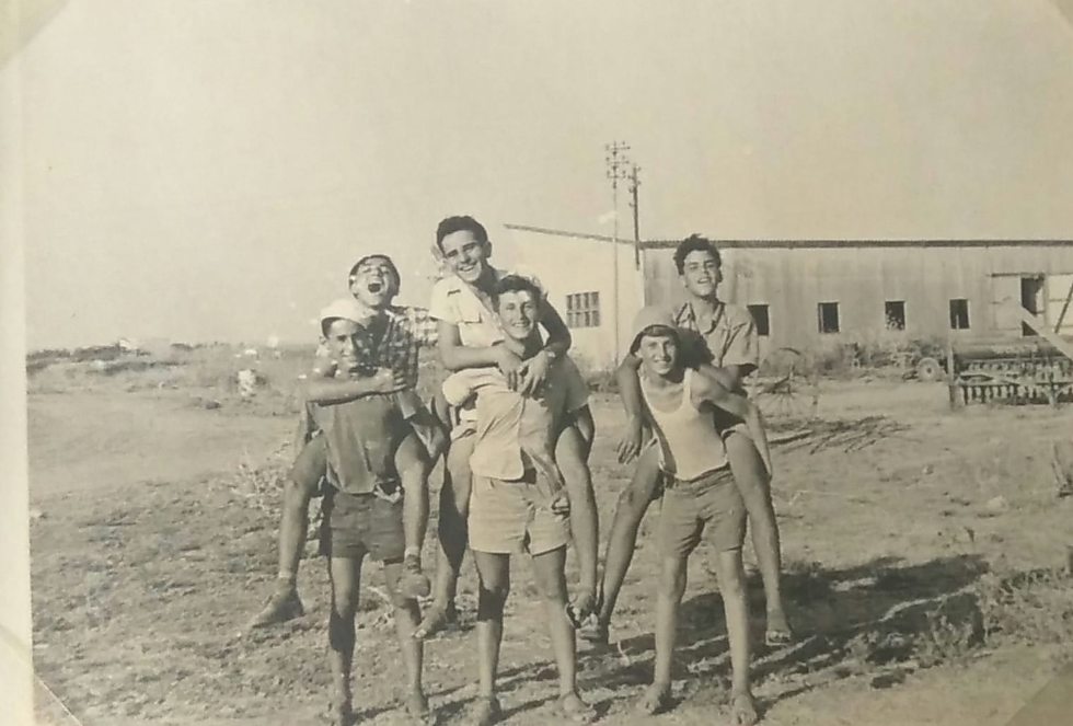 שמואל קצין (מימין למטה) במחנה עבודה של בני עקיבא בקיבוץ עין צורים, 1957 ()