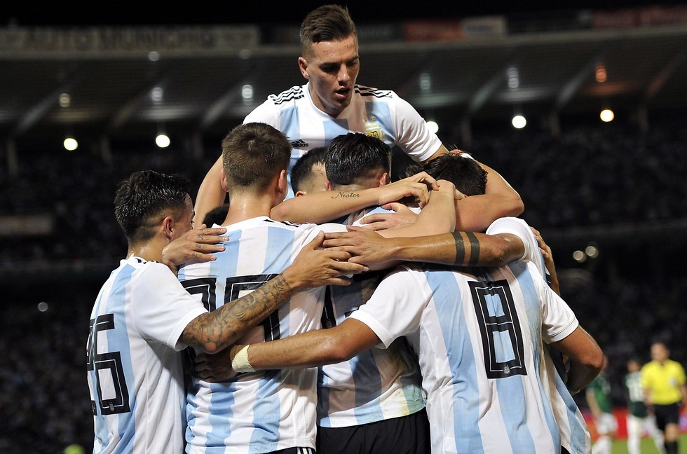 נבחרת ארגנטינה חוגגת (צילום: EPA)