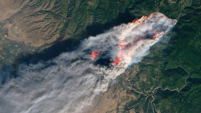 שריפה צפון קליפורניה ליד העיירה פרדייס נמשכת (צילום: EPA)