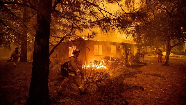 שריפה צפון קליפורניה ליד העיירה פרדייס נמשכת (צילום: AP)