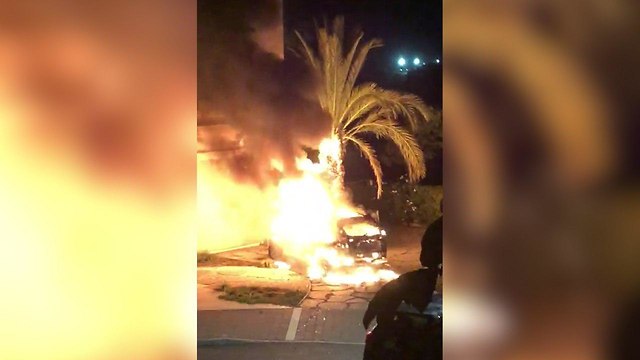 משטרה פשע רכב עולה באש אש קיסריה מטען חבלה  ()