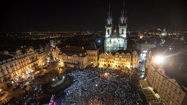 צ'כיה ראש הממשלה אנדריי באביש הפגנה ש יתפטר בגלל מעילה (צילום: EPA)