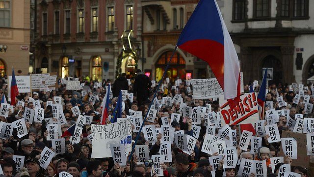 צ'כיה ראש הממשלה אנדריי באביש הפגנה ש יתפטר בגלל מעילה (צילום: AFP)