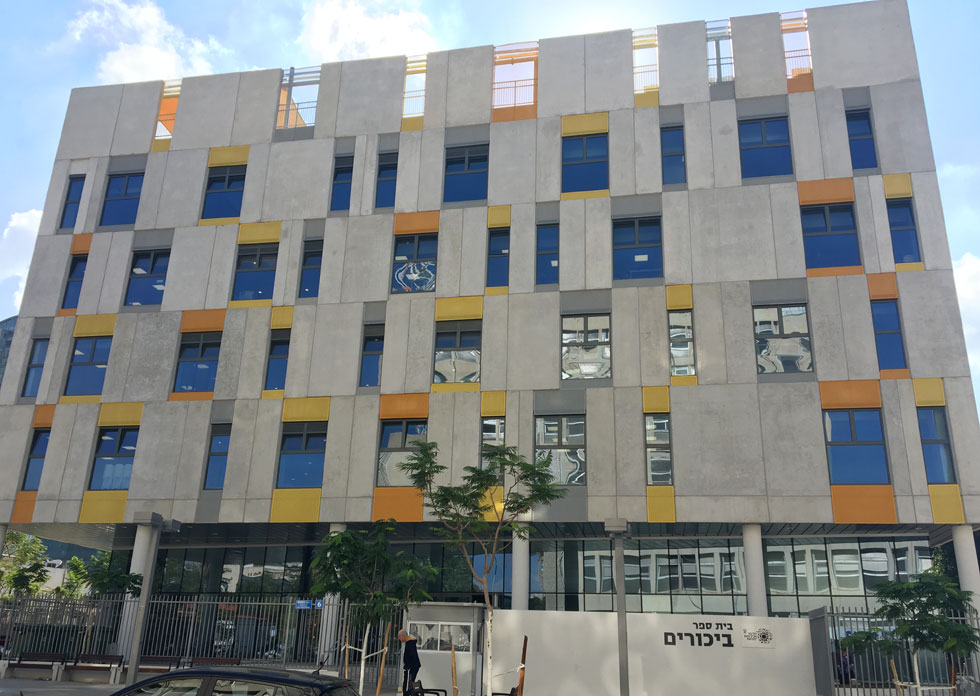 בית הספר החדש ''ביכורים'', בתכנון ויתקון-ציונוב אדריכלים, משלב בטון חשוף וחומרי גמר צבעוניים וקלים (צילום: דקל גודוביץ)