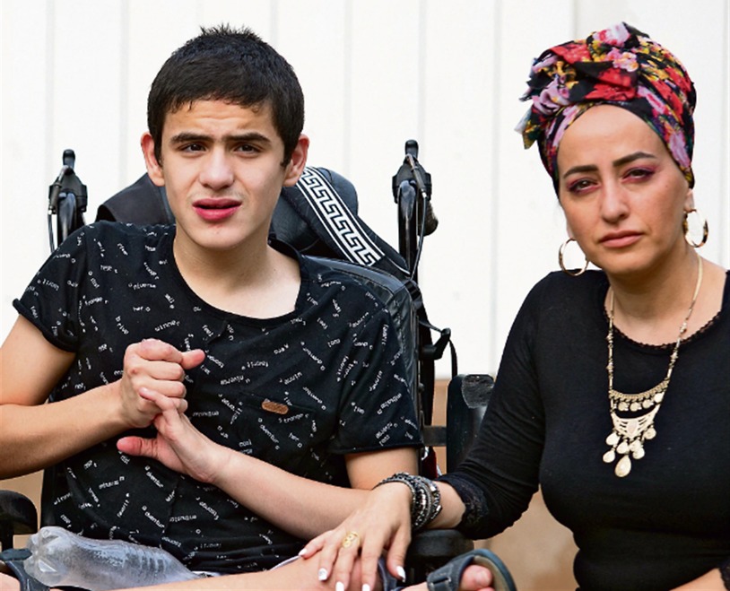 דפנה אזרזר ובנה אילאי (צילום: גיל נחושתן)