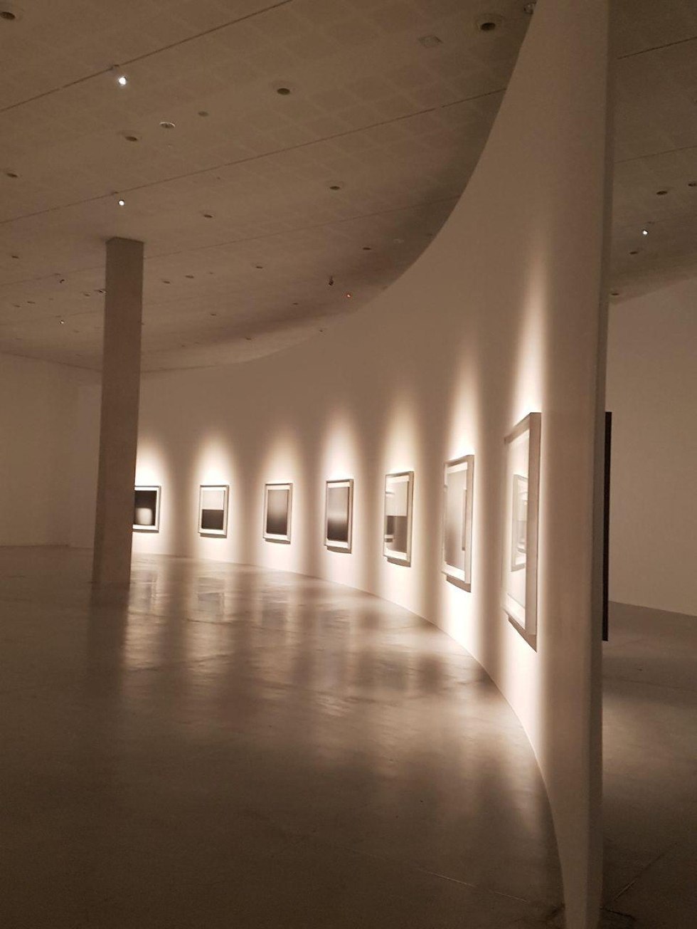 חלל התערוכה במוזיאון תל אביב (צילום: רותם יונה פאר)