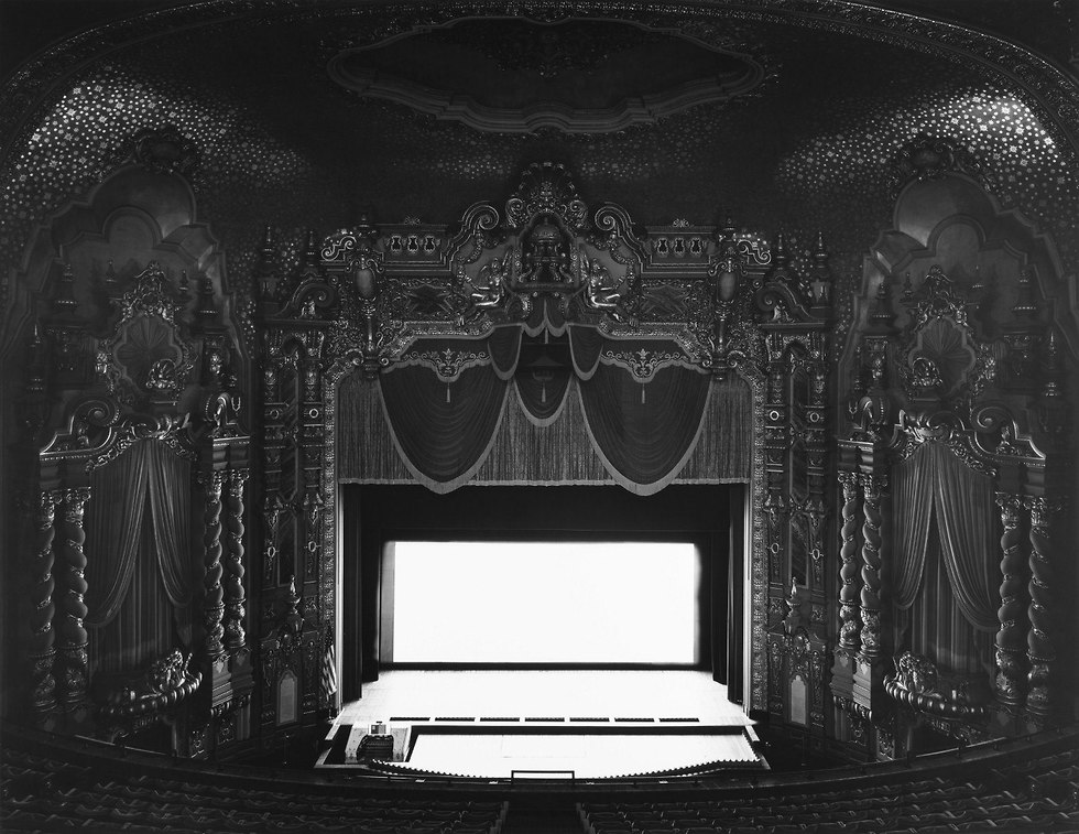 Hiroshi Sugimoto - Ohio Theater, Ohio, 1980, gelatin silver print  (צילום: הירושי סוגימוטו)
