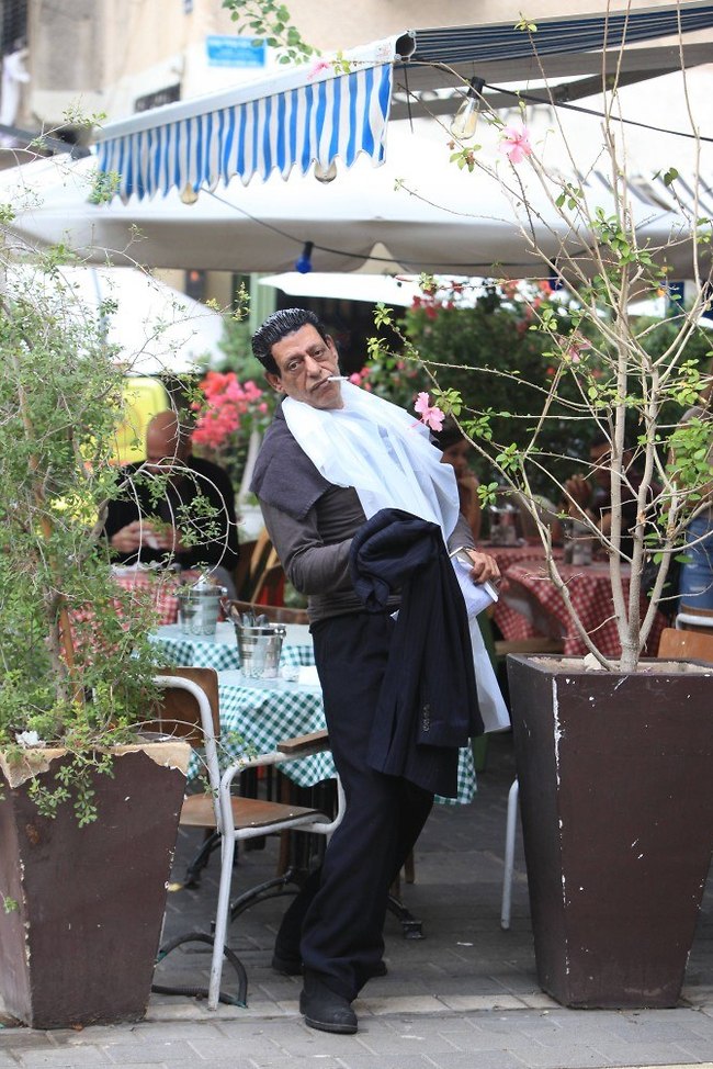 כשאין יד פנויה (צילום: מוטי לבטון) כשאין יד פנויה (צילום: מוטי לבטון)