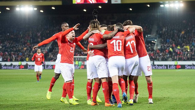 שחקני נבחרת שווייץ מאושרים (צילום: EPA)
