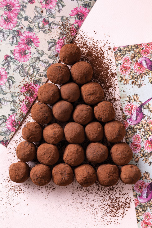 כדורי "שוקולד" מצופים קקאו (צילום: בועז לביא, סגנון: עמית דונסקוי)