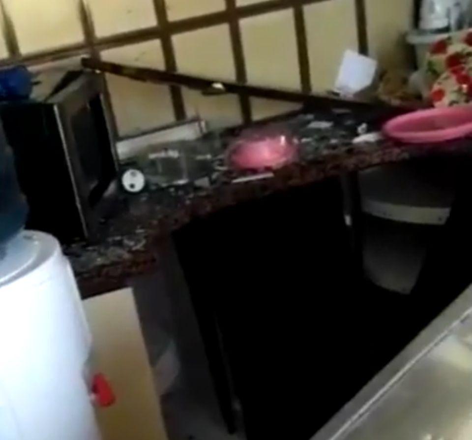 Микроволновка взорвалась, дверцы кухонных шкафов выбило, посуда разбилась