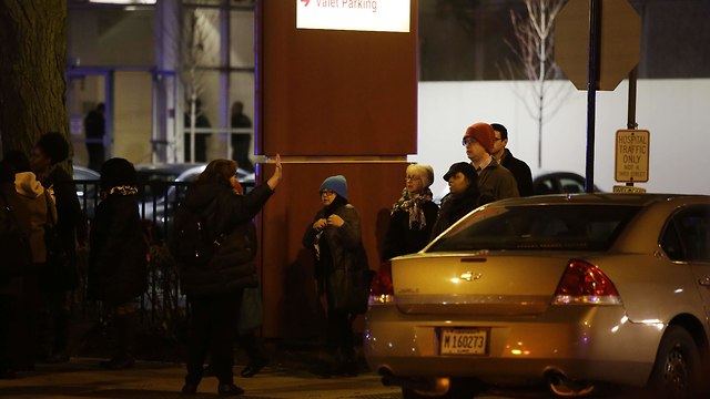 מחוץ לזירת הירי בשיקגו (צילום: AFP)
