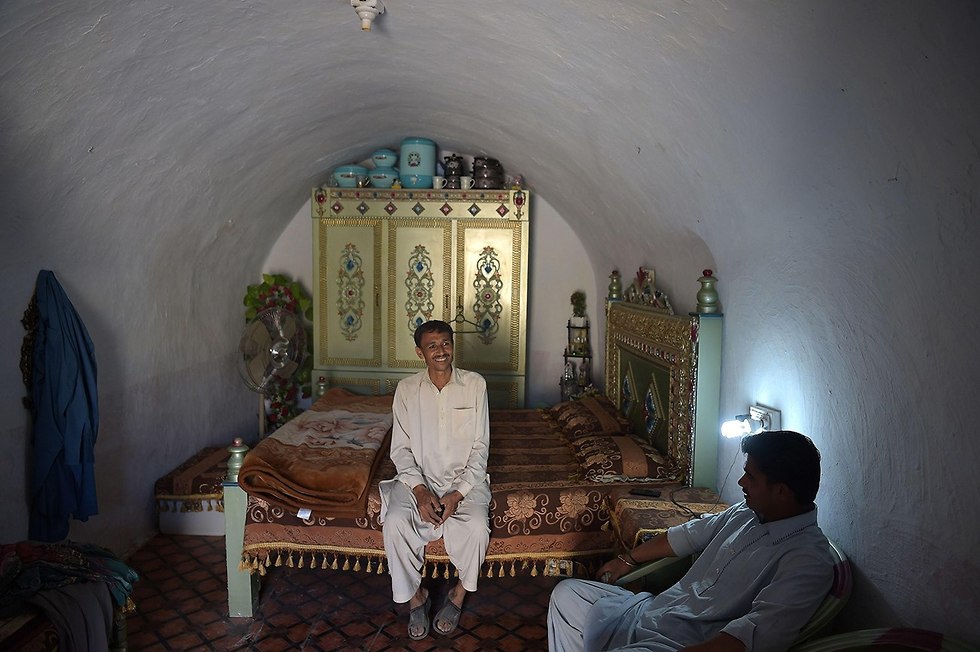 אלפים גרים ב מערות מערה הכפר חסן עבדאל ב פקיסטן (צילום: AFP)
