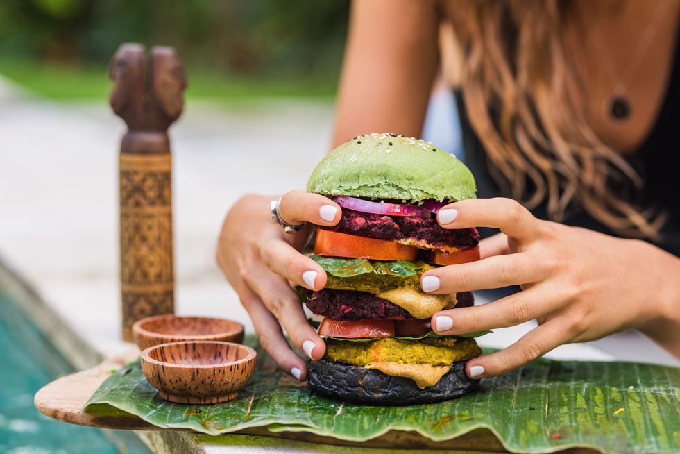 המבורגר עם לחמניות צבעוניות וקציצות טבעוניות (צילום: DEREK SIMPSON PHOTOGRAPHY)