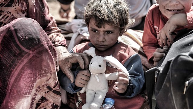 ילדים סורים משחקים בצעצועים (צילום: shutterstock)