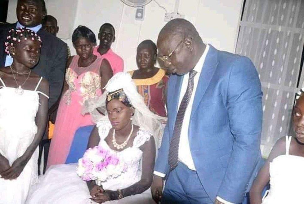 דרום סודן נערה בת 17 נמכרה לנישואים ב מכירה פומבית ב פייסבוק ()