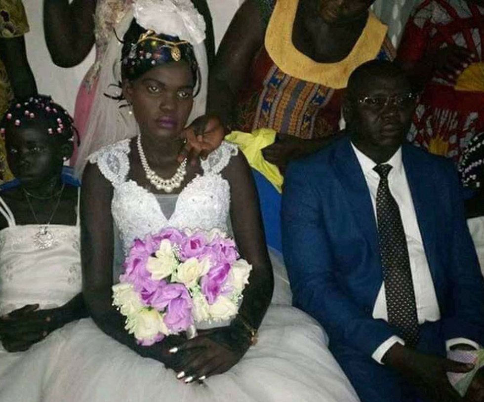 דרום סודן נערה בת 17 נמכרה לנישואים ב מכירה פומבית ב פייסבוק ()