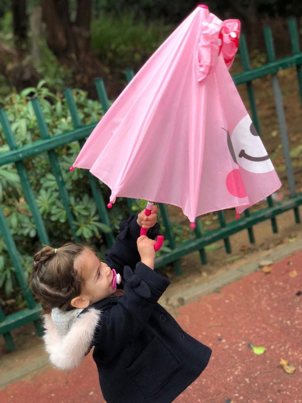 ילדה עם מטריה בתל אביב ()