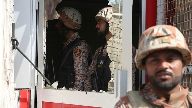 חייליפ פקיסטנים ליד הקונסוליה הסינית בקראצ'י (צילום: AP)