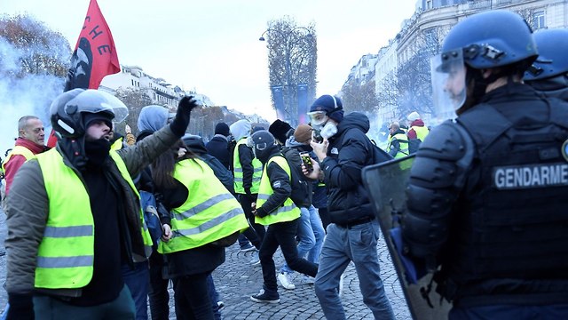 הפגנות בפריז  (צילום: AFP)