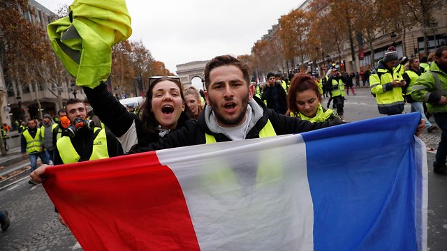 הפגנות בפריז  (צילום: EPA)