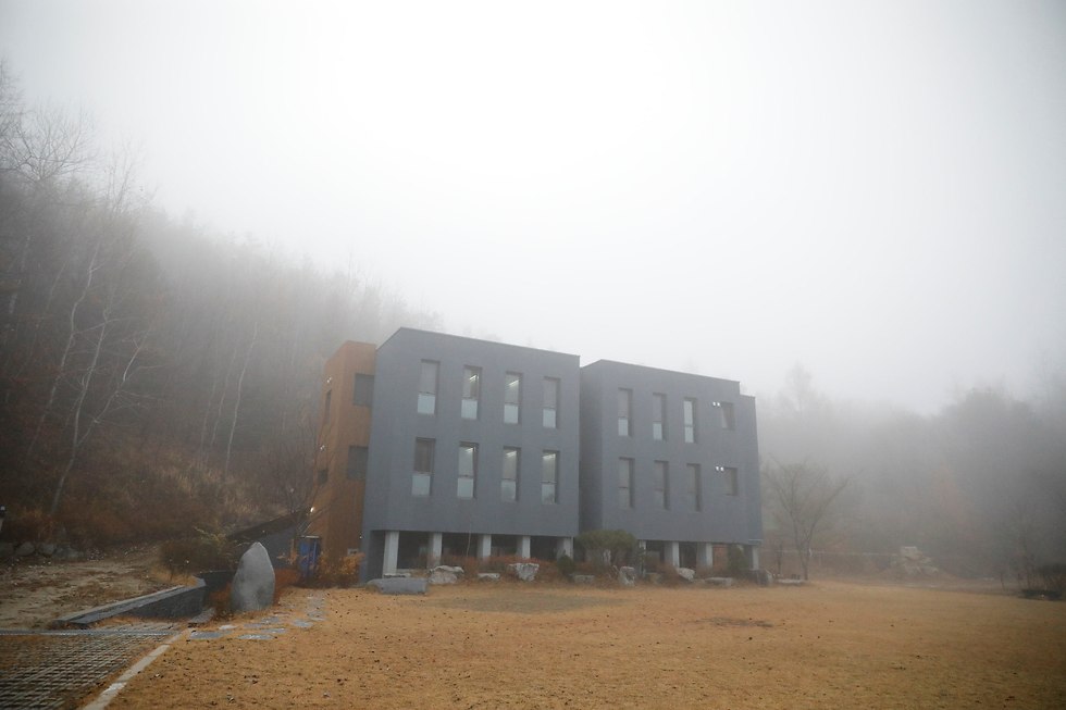 דרום קוריאה עובדים כולאים את עצמם כלא בית סוהר (צילום: רויטרס)