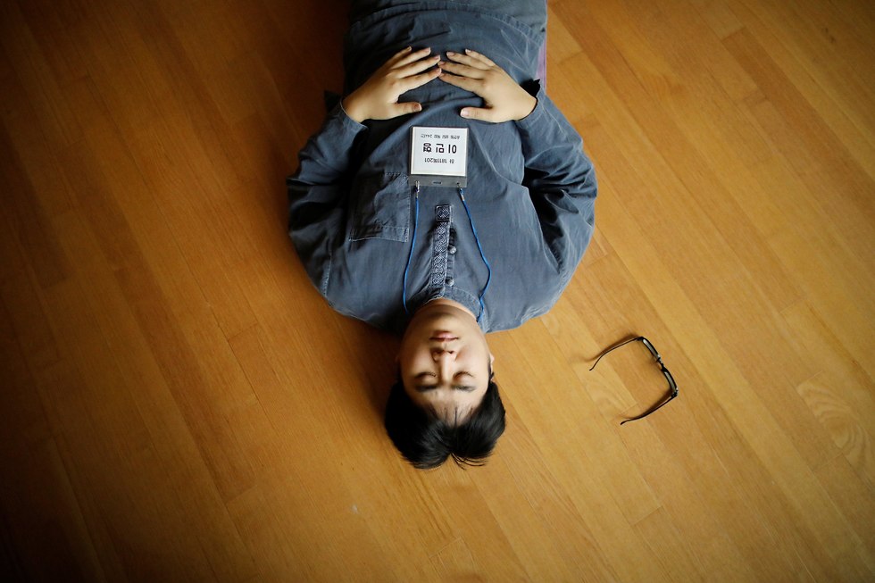 דרום קוריאה עובדים כולאים את עצמם כלא בית סוהר (צילום: רויטרס)