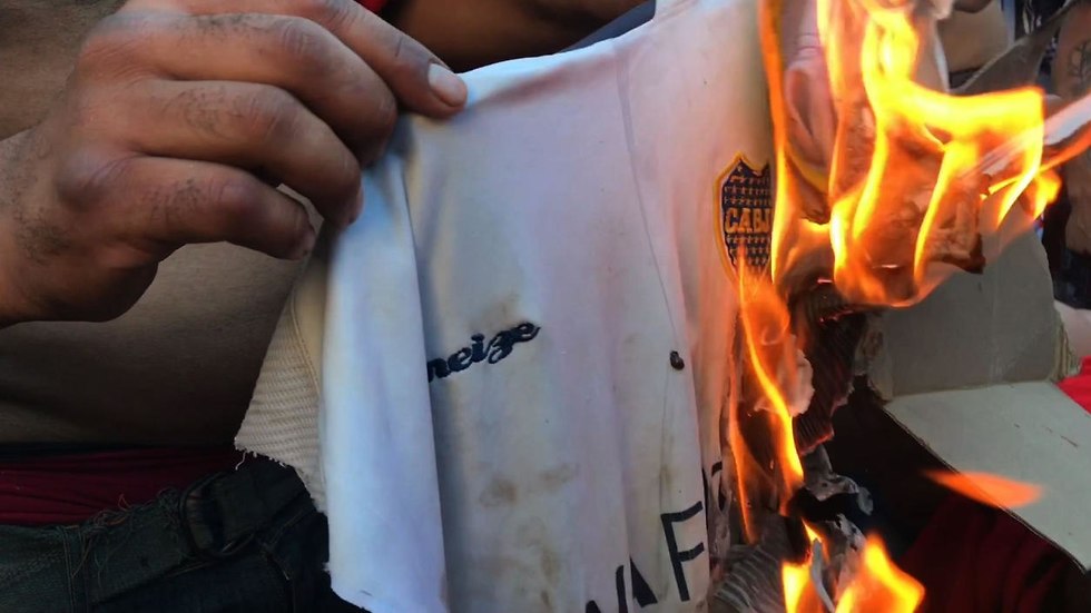 אוהדי ריבר שורפים חולצה של בוקה (צילום: AFP)