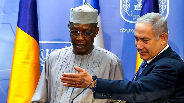 Netanyahu and President of Chad Idriss Déby (Photo: AFP)